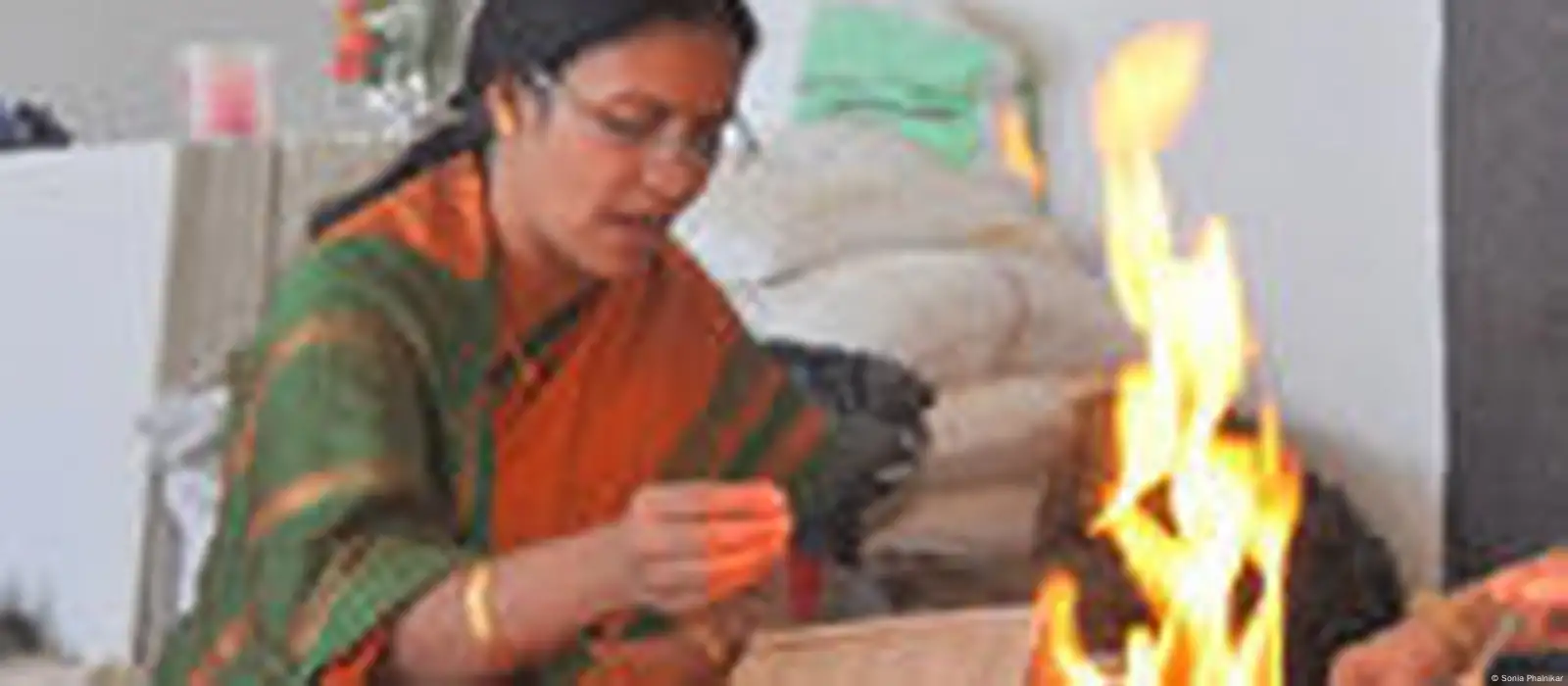 Female Hindu priests making strides in a male-dominated profession – DW –  05/14/2010