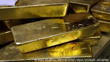 ARCHIV - Ein-Kilogramm Goldbarren im Lager der Goldverarbeitungsfirma Argor-Heraeus, aufgenommen am 13.03.2008 in Mendrisio, Tessin, Schweiz. Unter dem Motto «Rettet unser Schweizer Gold - Volksvermögen schützen» sind am 30.11.2014 fünf Millionen wahlberechtigte Schweizer aufgerufen, darüber abzustimmen, ob die Schweizerische Nationalbank (SNB) ihre Goldreserven auf 20 Prozent aller Aktiva fast verdreifachen sowie sämtliche Goldbestände im Ausland heimholen muss und künftig kein Gold mehr verkaufen darf. Foto: KEYSTONE/Karl Mathis/dpa (zu dpa: Schweizer Volksabstimmungen am 30. November vom 28.11.2014) +++(c) dpa - Bildfunk+++ |
