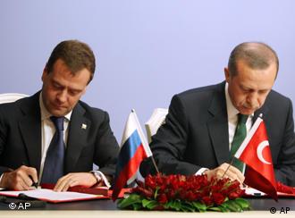 اردوغان (راست) و مدودف هنگام امضاء قراردادها