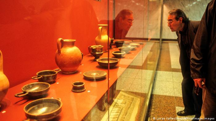 Athen: Ein Mann betrachtet in der Metro Töpfe und Schalen in einer Vitrine (Foto: Lucas Vallecillos/VWPics/imago images)