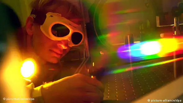 Forscher in einem Laser-Labor (Foto: picture alliance/dpa)