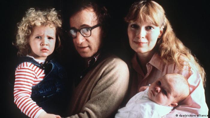 Woody Allen con su pareja Mia Farrow, su hija adoptiva Dylan O'Sullivan y su hijo Satchel en 1988. 
