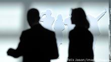 Bildnummer: 59542479 Datum: 18.04.2013 Copyright: imago/Felix Jason
Symbolfoto zum Thema Frauenquote. Gesch�ftsmann und Frau im Gespr�ch. Symbolfoto xcb x0x 2013 quer Frauenquote Gespr�ch Business Karriere Kollegen Kollegin Job Beruf Firma unternehmen Pause Bewerbung zwei Silhouette Kontrastreich Symbol 59542479 Date 18 04 2013 Copyright Imago Felix Jason Symbolic image to Theme Women Businessman and Woman in Conversation Symbolic image x0x 2013 horizontal Women Conversation Business Career Colleagues Mrs Job Occupation Company Companies Break Application Two Silhouette contrast symbol 