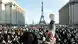 Multidão reunida em protesto, tendo ao fundo a Torre Eiffel
