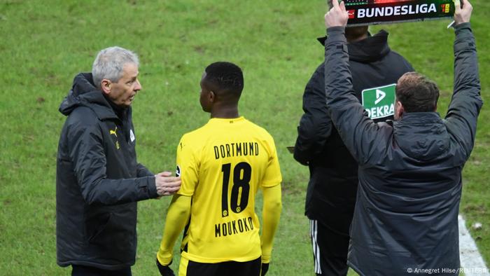 Dortmund Wunderkind Youssoufa Moukoko Makes Bundesliga History Sports German Football And Major International Sports News Dw 21 11 2020