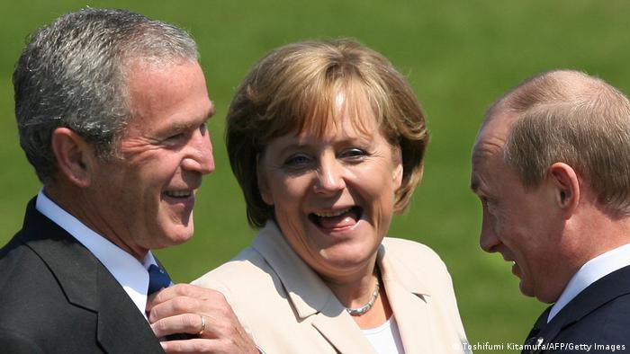 آلمان در سال ۲۰۰۷ میزبان رهبران و سران کشورهای گروه هفت بود. ولادیمیر پوتین، رئیس‌جمهور روسیه و همچنین جرج دبلیو بوش، همتای آمریکایی او نیز در این نشست شرکت کردند. جهان در آن روزگار در قیاس با جهان امروز، به لحاظ ژئوپلیتیکی آرام‌تر و به مراتب سالم‌تر بود.