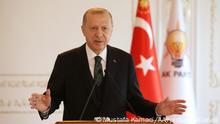 ISTANBUL, TURKEY - NOVEMBER 22: Turkish President Recep Tayyip Erdogan makes a speech as he attends the his ruling Justice and Development (AK) Party's regular provincial congresses of Isparta, Burdur, Gumushane, Kastamonu and Sinop via video conference at Vahdettin Mansion in Istanbul, Turkey on November 22, 2020. Mustafa Kamaci / Anadolu Agency | Keine Weitergabe an Wiederverkäufer.
