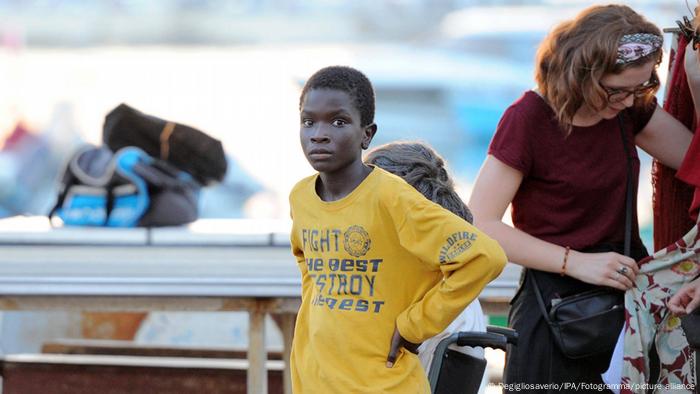 Ibrahima Gueye schaut in die Kamera während einer Drehpause (Degigliosaverio).