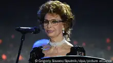 أيقونة السينما العالمية صوفيا لورين تدخل المستشفى