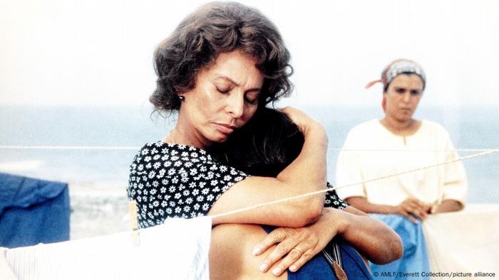 Sophia Loren umarmt einen Mann 