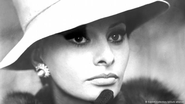 Sophia Loren im Porträtfoto mit Hut (Everett Collection).