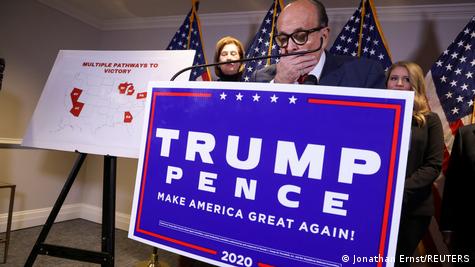 Rudy Giuliani sa plakatom na predizbornoj kampanji za Trumpa u novembru 2020.