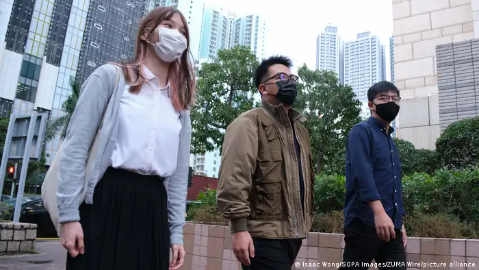 Hongkong Aktivisten Agnes Chow, Ivan Lam and Joshua Wong vor Gericht