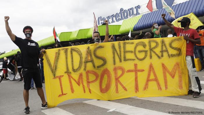 Protesto em 2020 contra a rede Carrefour após a morte de João Alberto em Porto Alegre