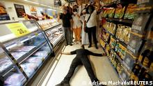 20.11.2020
Demonstrators take a part in a protest inside of a Carrefour supermarket, after Joao Alberto Silveira Freitas was beaten to death by security guards at a Carrefour supermarket, in Brasilia, Brazil, November 20, 2020. REUTERS/Adriano Machado TPX IMAGES OF THE DAY