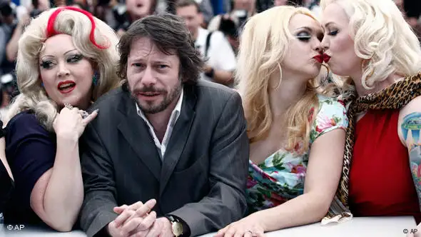 Dirty Martini, Mathieu Amalric, Julie Atlas Muz, Mimi Le Meaux beim Foto-Posieren in Cannes (AP Photo/Matt Sayles)