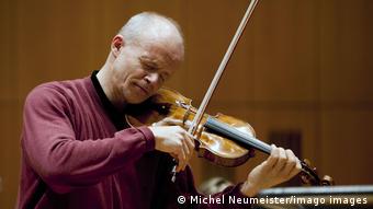 Thomas Zehetmair an der Violine (Michel Neumeister).