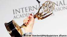 ARCHIV - 21.11.2016, USA, New York: Die Trophäe des International Emmy Awards wird bei der 44. Verleihung hochgehoben. Mit zwei Nominierungen geht Deutschland am 23.11.2020 in die diesjährige Verleihung der International Emmys. (zu dpa International Emmys werden verliehen - Deutschland zweimal nominiert) Foto: Andrew Gombert/EPA/dpa +++ dpa-Bildfunk +++ |
