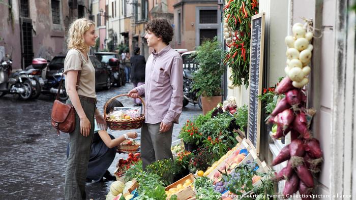 Scene from Woody Allen's To Rome with Love - Greta Gerwig and Jesse Eisenberg are standing in front of a grocery store (Sony Pictures).