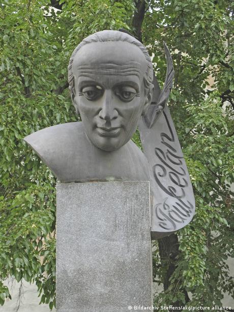 Пам'ятник Паулеві Целану у Чернівцях 