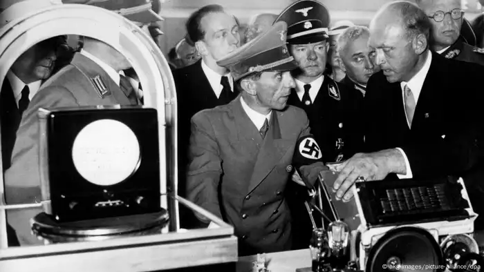 Deutschland Geschichte Goebbels und Glasmeyer bei der Funkausstellung 1939 