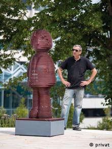 Homem ao lado de estátua Homem ao lado de estátua