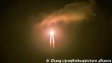 (201124) -- WENCHANG, Nov. 24, 2020 (Xinhua) -- A Long March-5 rocket, carrying the Chang'e-5 spacecraft, blasts off from the Wenchang Spacecraft Launch Site on the coast of southern island province of Hainan, Nov. 24, 2020. China on Tuesday launched a spacecraft to collect and return samples from the moon, the country's first attempt to retrieve samples from an extraterrestrial body. (Xinhua/Zhang Liyun) | Keine Weitergabe an Wiederverkäufer.