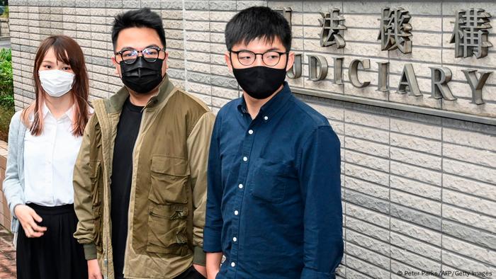 Hongkong Aktivisten Agnes Chow, Ivan Lam and Joshua Wong vor Gericht