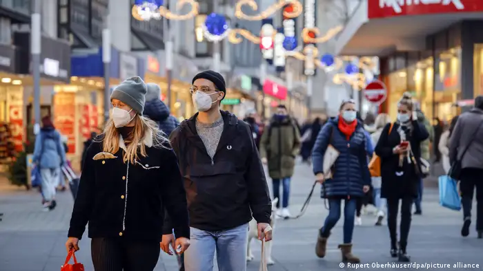 Deutschland Bochum | Coronavirus | Maskenpflicht auf Straßen 