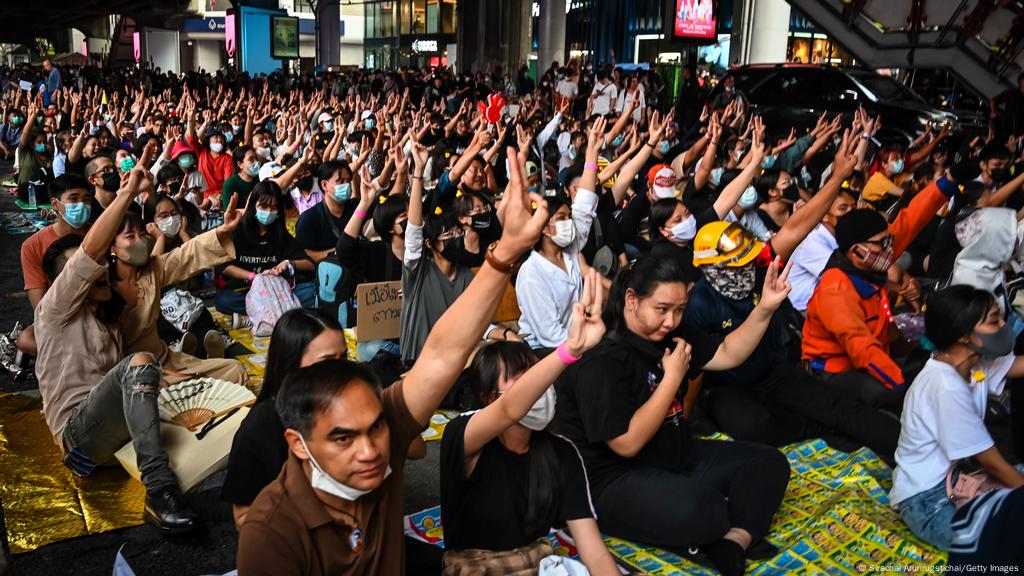 Thailand Protests Lese Majeste Law Put Back In Force Asia An In Depth Look At News From Across The Continent Dw 08 12