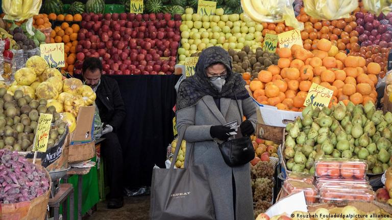 یک میوە فروشی در تهران