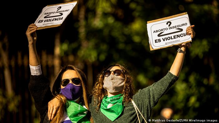 Mujeres protestan para decir que el aborto inseguro es violencia, durante una movilización en Barcelona. (Archivo: 22.11.2022)