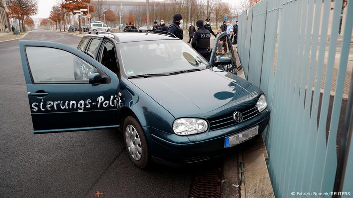 Deutschland Berlin | Auto fährt in Zaun am Bundeskanzleramt