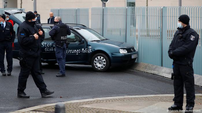 Deutschland Berlin | Auto fährt in Zaun am Bundeskanzleramt