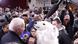 Joe Biden fala com ativista ambiental fantasiado durante evento nos EUA, em fevereiro Joe Biden fala com ativista ambiental fantasiado durante evento nos EUA, em fevereiro