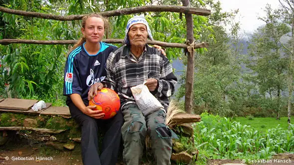 Wettbewerb "Das globale Fußball-Dorf": Schamane aus einem peruanischen Andendorf mit Ball und Frau. Foto: Sebastian Hänsch