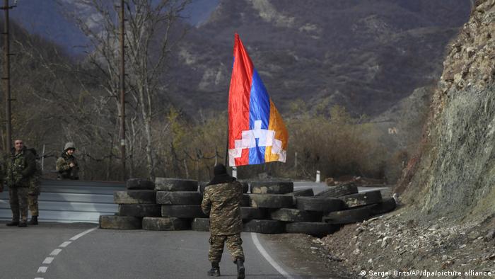Soldado armenio con la bandera de la región del Alto Karabaj.