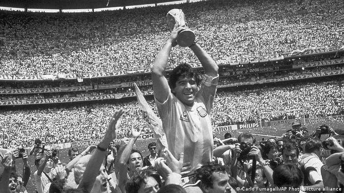 Diego Maradona holding the World Cup trophy