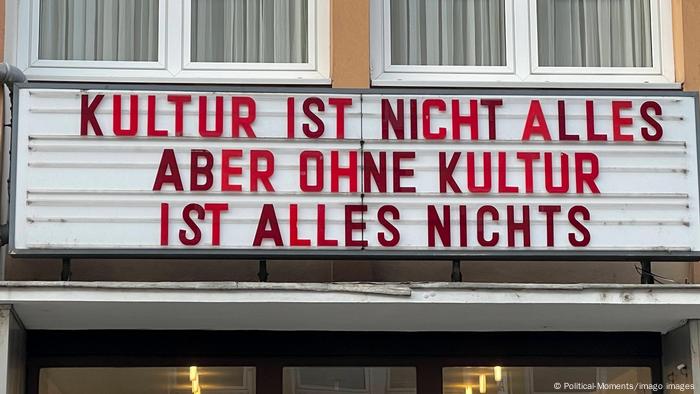 BdTD | Symbolfoto Schild Kunst und Kultur in der Corona Krise an einem Koelner Kino 