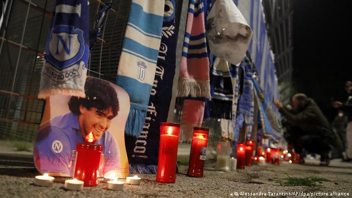 Italien Trauer um Fußball-Ikone Diego Maradona
