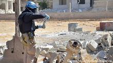 31.8.2013, Ain Terma, Syrien, FILE - A citizen journalism handout image released on 29 August 2013 by the Local Committee of Arbeen and originating from Douma Local Commitee is said to show a UN weapons inspector collecting samples during the team's investigations at Ain Terma, near Damscus, Syria, 28 August 2013. UN chemical weapons inspectors are to leave Syria 31 August morning, Secretary General Ban Ki-moon said. They would continue their investigations and would draw up a report as soon as they have left Syria, Ban said. EPA/LOCAL COMMITEE OF ARBEEN / HANDOUT BEST QUALITY AVAILABLE. EPA IS USING AN IMAGE FROM AN ALTERNATIVE SOURCE AND CANNOT PROVIDE CONFIRMATION OF CONTENT, AUTHENTICITY, PLACE, DATE AND SOURCE. HANDOUT EDITORIAL USE ONLY (zu dpa «Analyse von UN-Proben aus Syrien beginnt» vom 03.09.2013) +++(c) dpa - Bildfunk+++ |