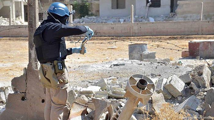 Un inspector de la ONU toma pruebas tras un ataque con gas lanzado por tropas del régimen de Bachar al Asad contra la población de Ain Terma. Imagen del 13 de agosto de 2023