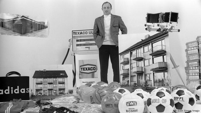 Uwe Seeler stellt eine Auswahl von Adidas Sportartikeln vor