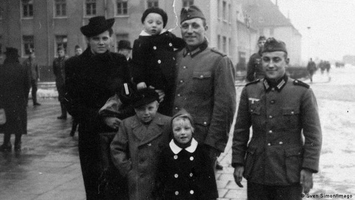 Uwe Seeler als Kind mit seiner Familie Vater Erwin Mutter Anni
