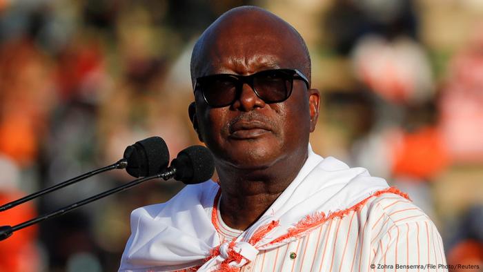 Burkina Fasos Präsident Roch Marc Christian Kabore kündigte einen kompromisslosen Krieg gegen die Barbaren an Burkina Fasos Präsident Roch Marc Christian Kabore kündigte einen kompromisslosen Krieg gegen die Barbaren an