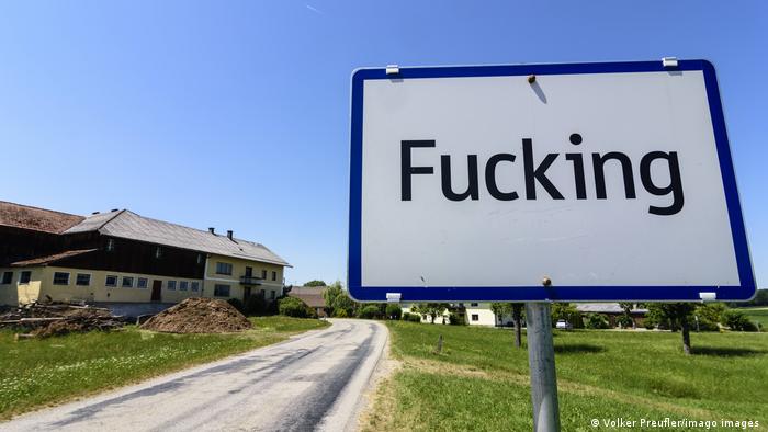 Табличка з написом Fucking на в'їзді до австрійського села Фукінг
