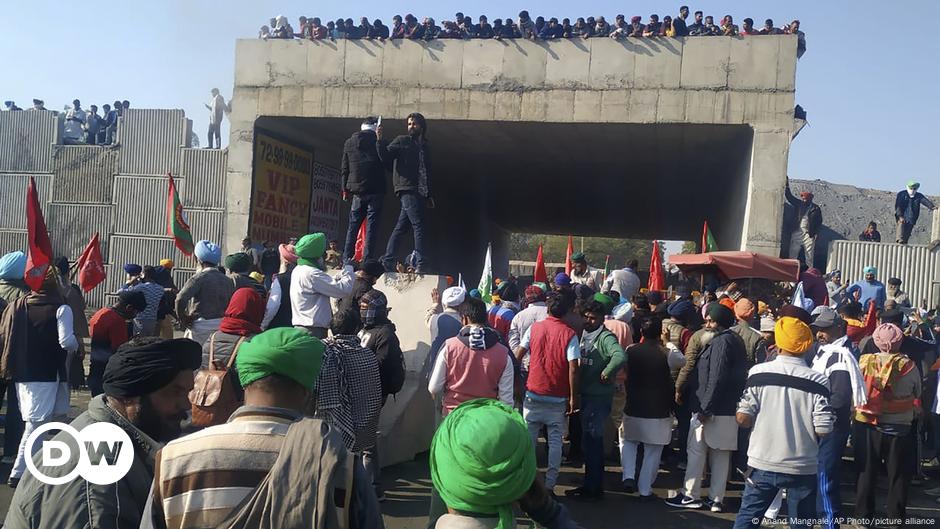 India: Farmers Clash With Police On Protest March To Delhi – DW – 11/27 ...