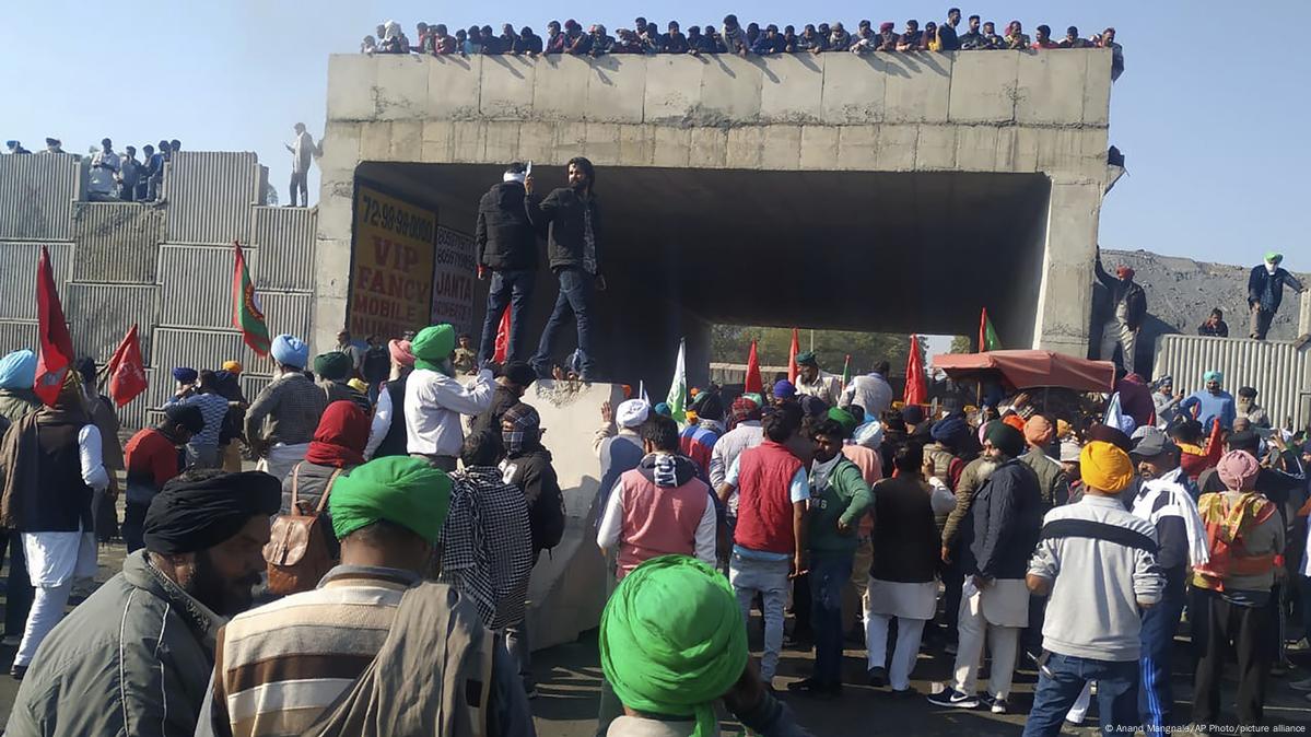 India: Farmers Clash With Police On Protest March To Delhi – DW – 11/27 ...