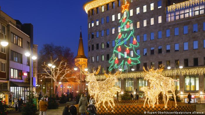 Deutschland Bochum Weihnachtsbeleuchtung in der Innenstadt