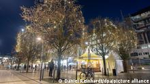 23.11.2020, Hamburg: Lichterketten leuchten in den Bäumen am Hamburger Jungfernstieg. Bei einem Pressetermin wurde die Weihnachtsbeleuchtung erstmals eingeschaltet. Foto: Daniel Reinhardt/dpa | Verwendung weltweit